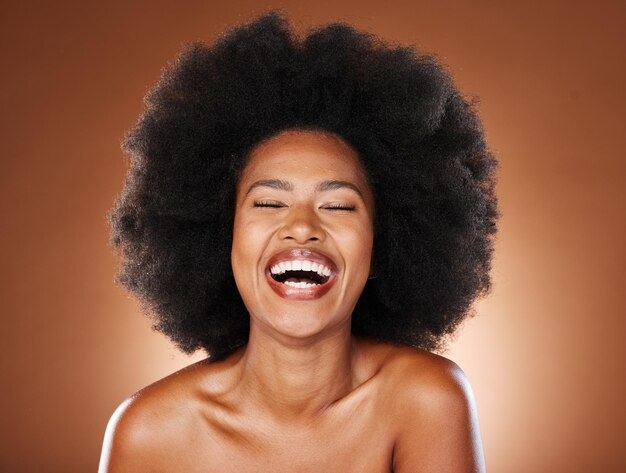 Modelo de belleza y cuidado del cabello de mujer negra con empoderamiento de cosméticos naturales afro saludables y risa feliz Retrato de una joven africana orgullosa, segura de sí misma y hermosa en el fondo del estudio