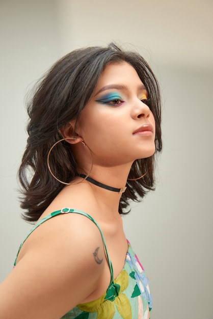 Modelo de belleza Mujer con maquillaje de arco iris