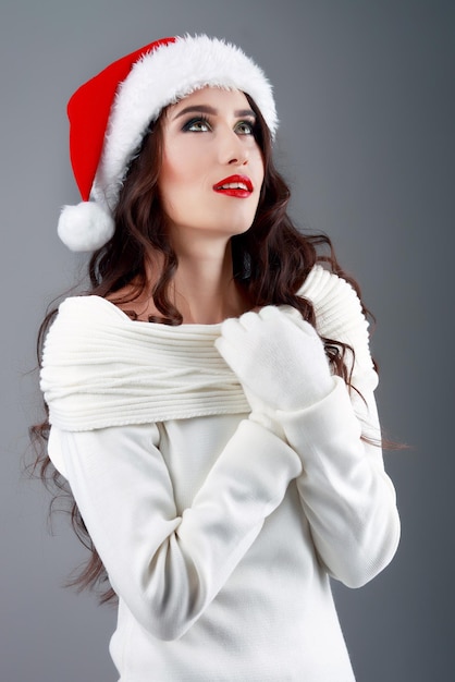 Modelo de belleza de mujer de Navidad Chica con sombrero de Santa Retrato de mujer Boca abierta Emociones verdaderas Labios rojos