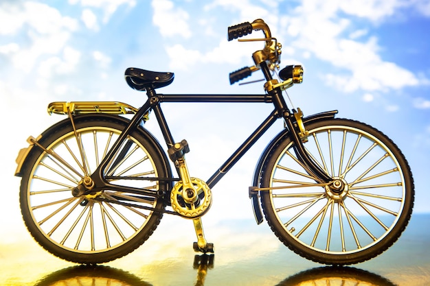 Modelo de bicicleta de carretera en el contexto del transporte natural para viajar.