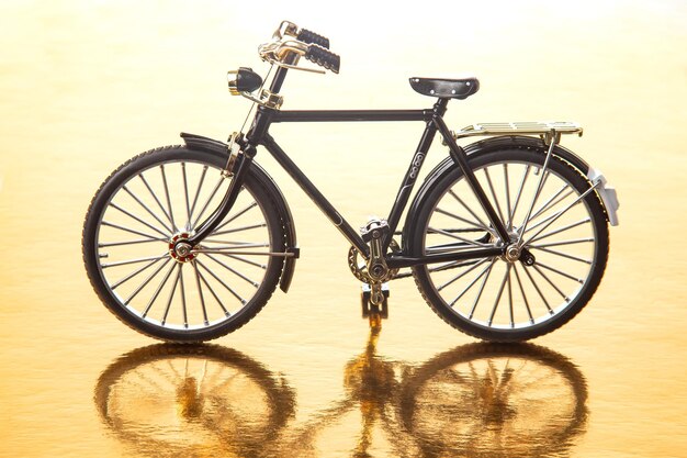 Foto modelo de bicicleta de carretera en un transporte de fondo amarillo para viajar