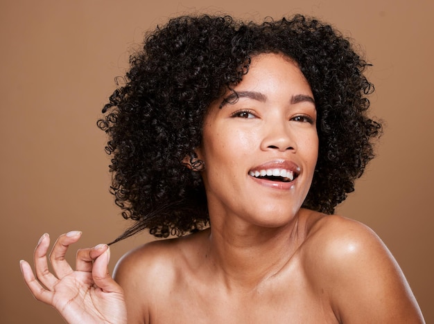 Modelo de bienestar de cabello natural y rizado de mujer negra para maqueta de productos cosméticos de lujo en la pared marrón de fondo de estudio Belleza de cuidado de la piel saludable de niña africana feliz y afro para tratamiento de spa de salón