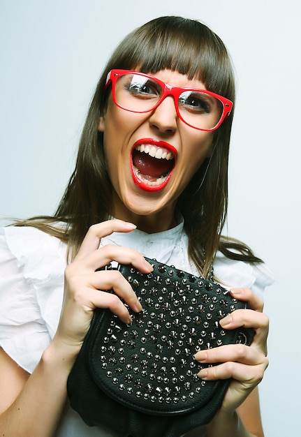 Modelo con bolso posando en el estudio.