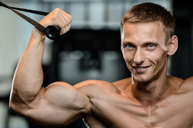 Modelo bonito jovem braços de treino no ginásio