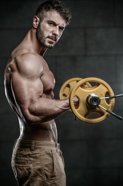 Foto modelo bonito jovem braços de treino no ginásio