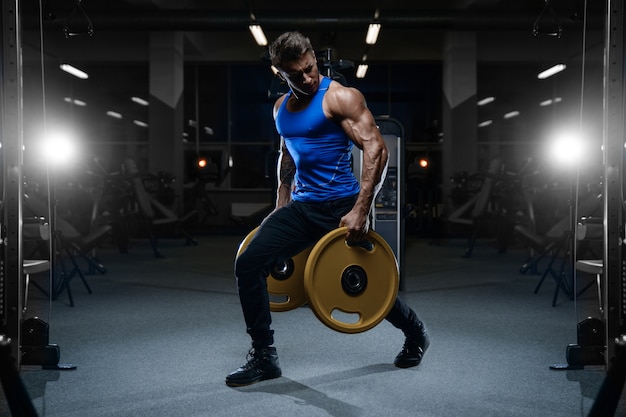 Modelo bonito jovem treino no ginásio