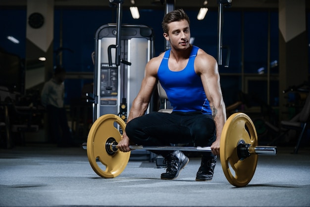 Foto modelo bonito jovem treino no ginásio