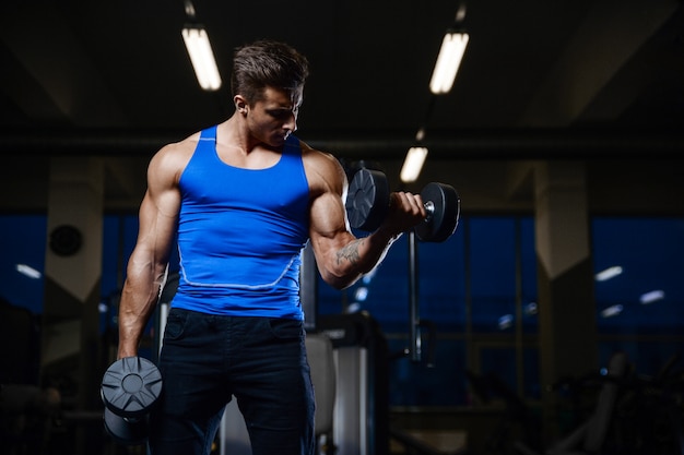 Foto modelo bonito jovem treino no ginásio