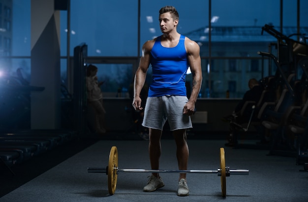 Modelo bonito jovem treino no ginásio