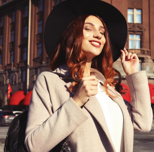 Modelo caminando en la calle de la ciudad europea