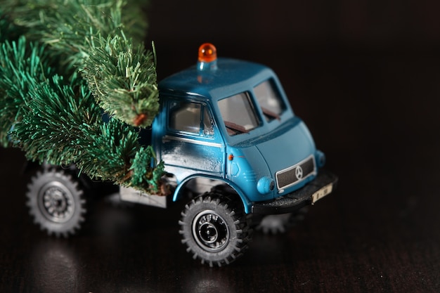 El modelo de camión de plástico de mantenimiento en miniatura representa el evento de Navidad y la idea de concepto.