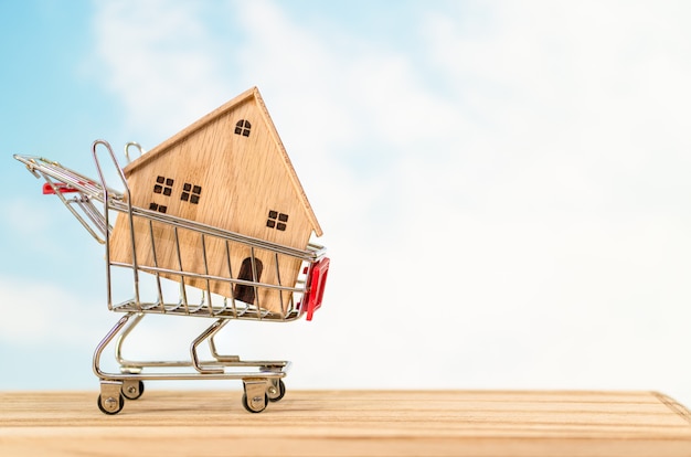 Modelo de casa de madera en carrito de compras