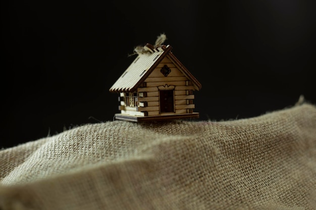 Foto modelo de casa de madera sobre la mesa