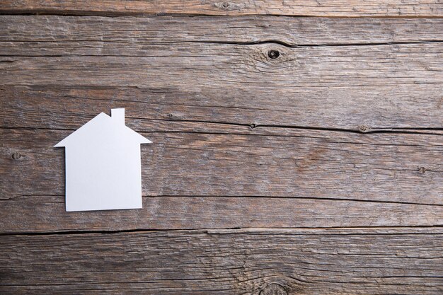 Modelo de casa en la mesa de madera.