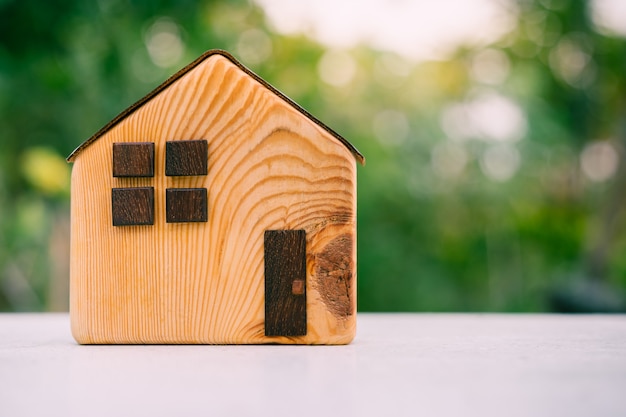 Modelo de casa en mesa de madera