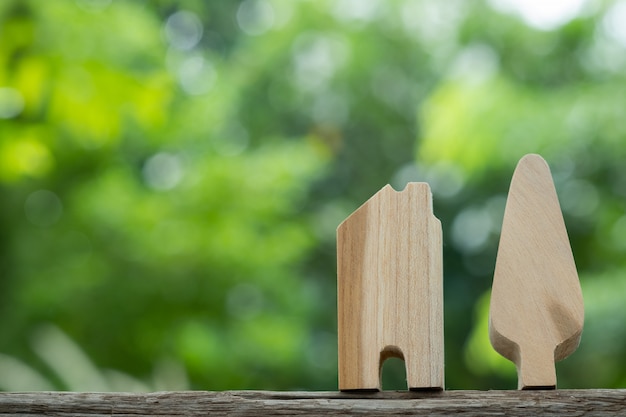 Modelo de casa en miniatura sobre mesa de madera