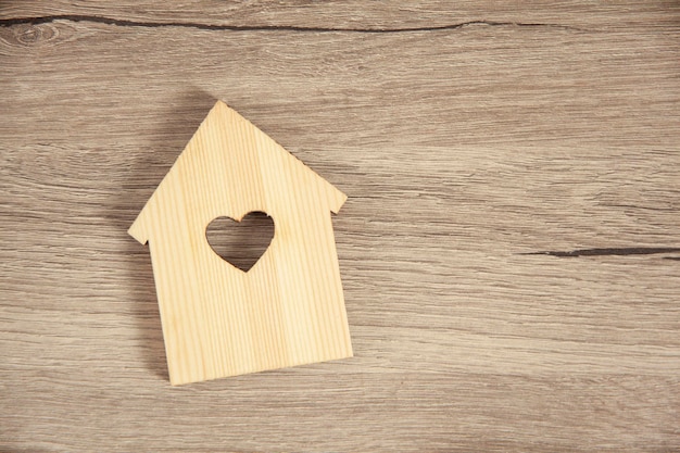 Modelo de casa con ventana de corazón