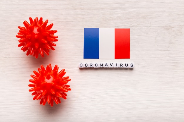 Modelo de cepa de virus abstracto de coronavirus o coronavirus del síndrome respiratorio de Medio Oriente 2019-nCoV COVID-19 con texto y bandera de Francia sobre fondo blanco.