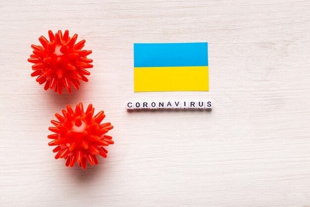 Modelo de cepa de virus abstracto de coronavirus o coronavirus del síndrome respiratorio de Medio Oriente 2019-nCoV COVID-19 con texto y bandera de Ucrania sobre fondo blanco.