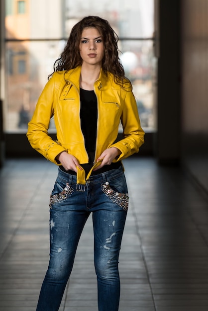 modelo con chaqueta de cuero amarilla