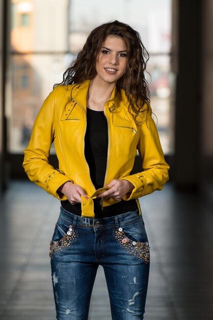 modelo con chaqueta de cuero amarilla