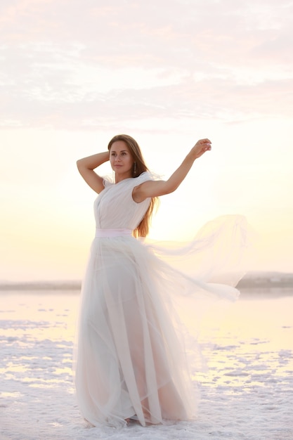 Foto modelo de chica con el pelo largo y negro en el vestido largo blanco en salt lake