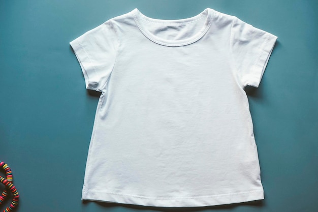 Modelo clásico de una camisa blanca contra un fondo de color