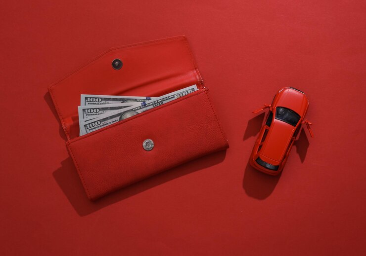 Foto modelo de coche de juguete rojo con bolso en fondo rojo concepto de reparación de servicio de automóviles vista superior