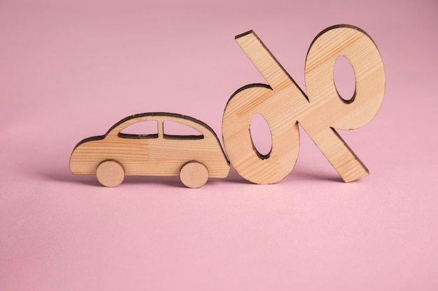 Modelo de coche de madera con signo de porcentaje