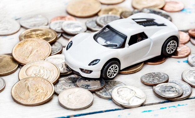 Modelo de coche con monedas en la vieja mesa azul Cerrar