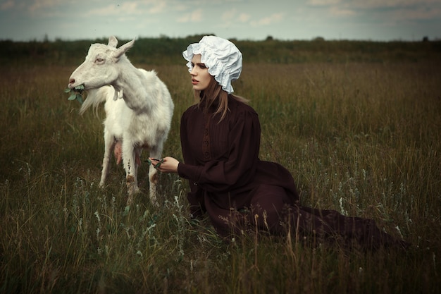 Modelo com estilo amish está posando com animais