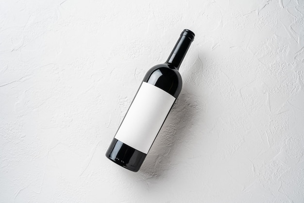 Modelo com um rótulo em branco para uma garrafa de vinho tinto em um fundo branco