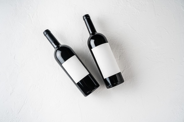 Modelo com um rótulo em branco para uma garrafa de vinho tinto em um fundo branco