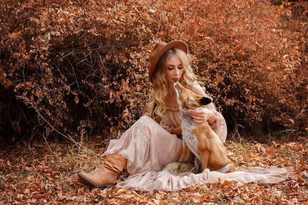 Modelo com uma raposa na floresta de outono