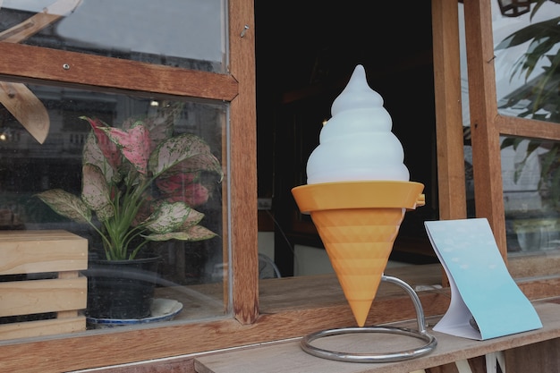 Modelo de cono de helado en la tienda.