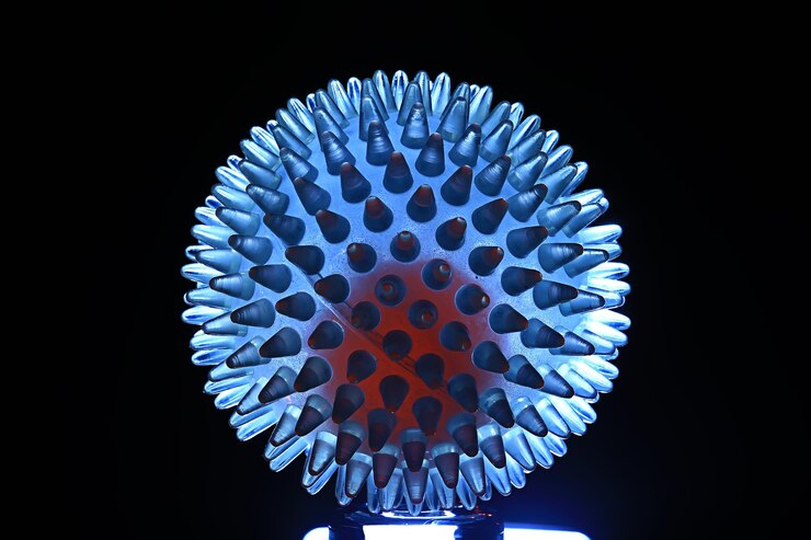 Foto modelo de coronovirus, fondo, modelo abstracto de bola de masaje de plástico, concepto de molécula 2019-ncov