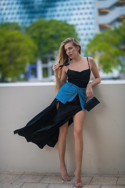 Modelo de alta moda andando na rua mulher estilo de moda moda linda mulher elegante linda w