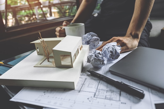 Foto modelo de arquitetura e papel de desenho de loja