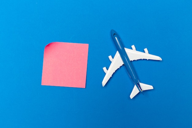Foto modelo de avião de passageiros em azul