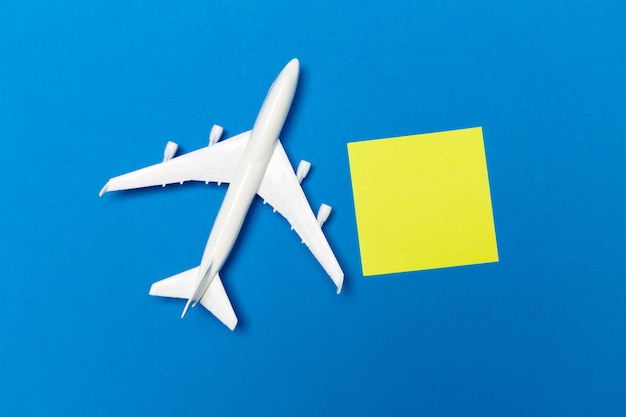 Foto modelo de avião de passageiros em fundo azul