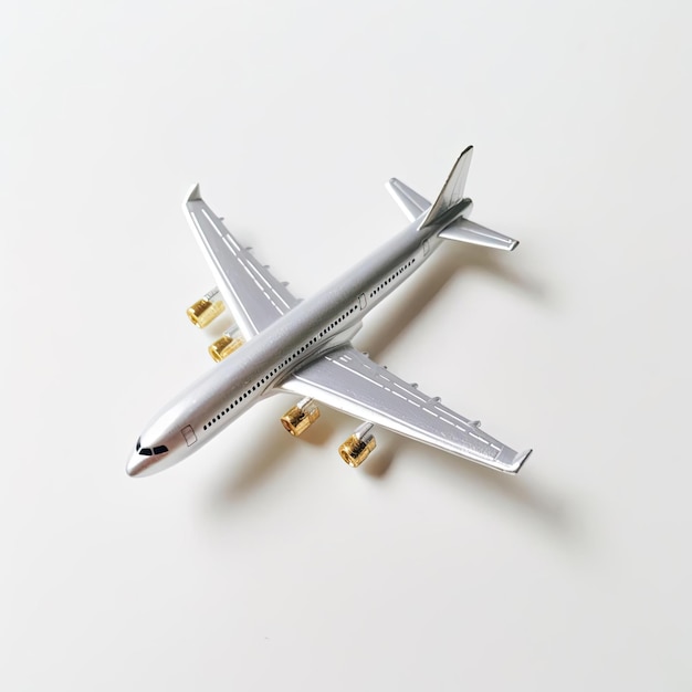 Foto modelo de avião em fundo branco visão superior conceito de viagem