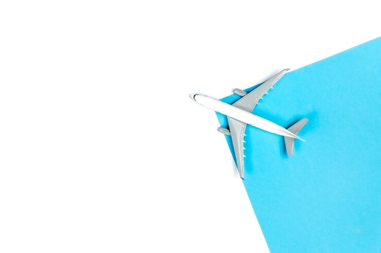 Foto modelo de avião em uma vista superior de fundo azul e branco