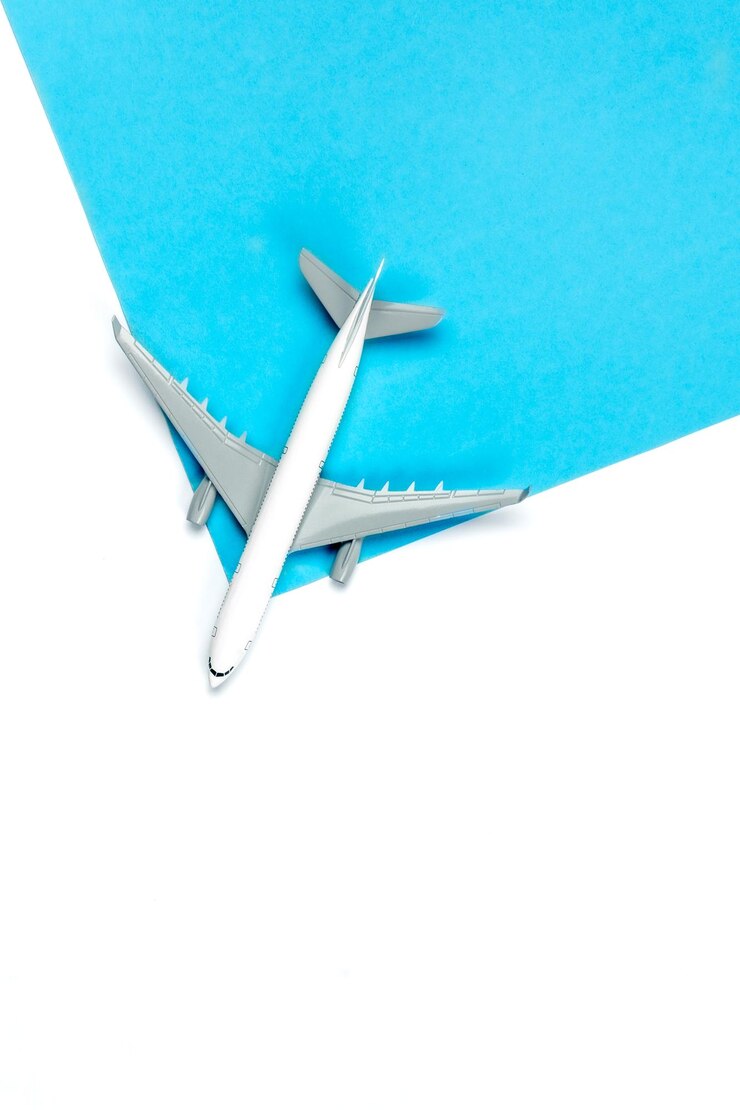 Foto modelo de avião em uma vista superior de fundo azul e branco
