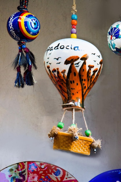 Modelo de balão de ar quente feito de barro para decoração