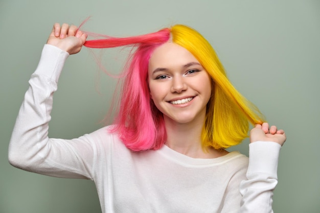 Foto modelo de beleza de moda de menina de cabelo comprido tingido mostrando coloração em seu cabelo