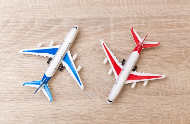 Foto modelo de brinquedo de aviões de passageiros em mesa de madeira vista superior