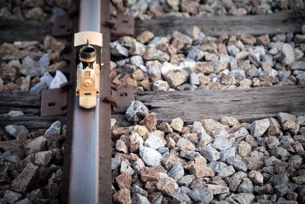 Modelo de brinquedo de trem vintage no trilho