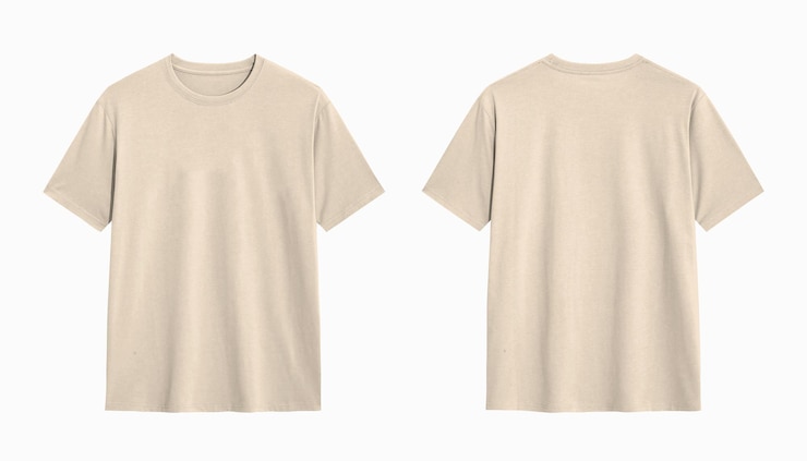 Foto modelo de camiseta bege com fundo branco simples para o seu desenho ou logotipo