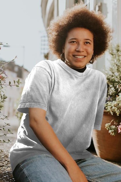 Modelo de camiseta png em modelo de mulher sorridente