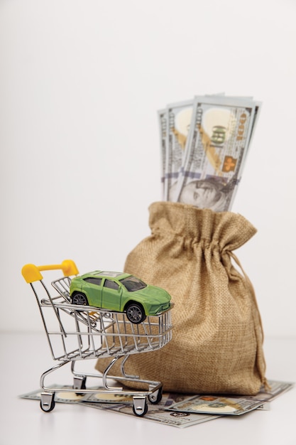 Foto modelo de carro com bolsa de dinheiro. imagem vertical